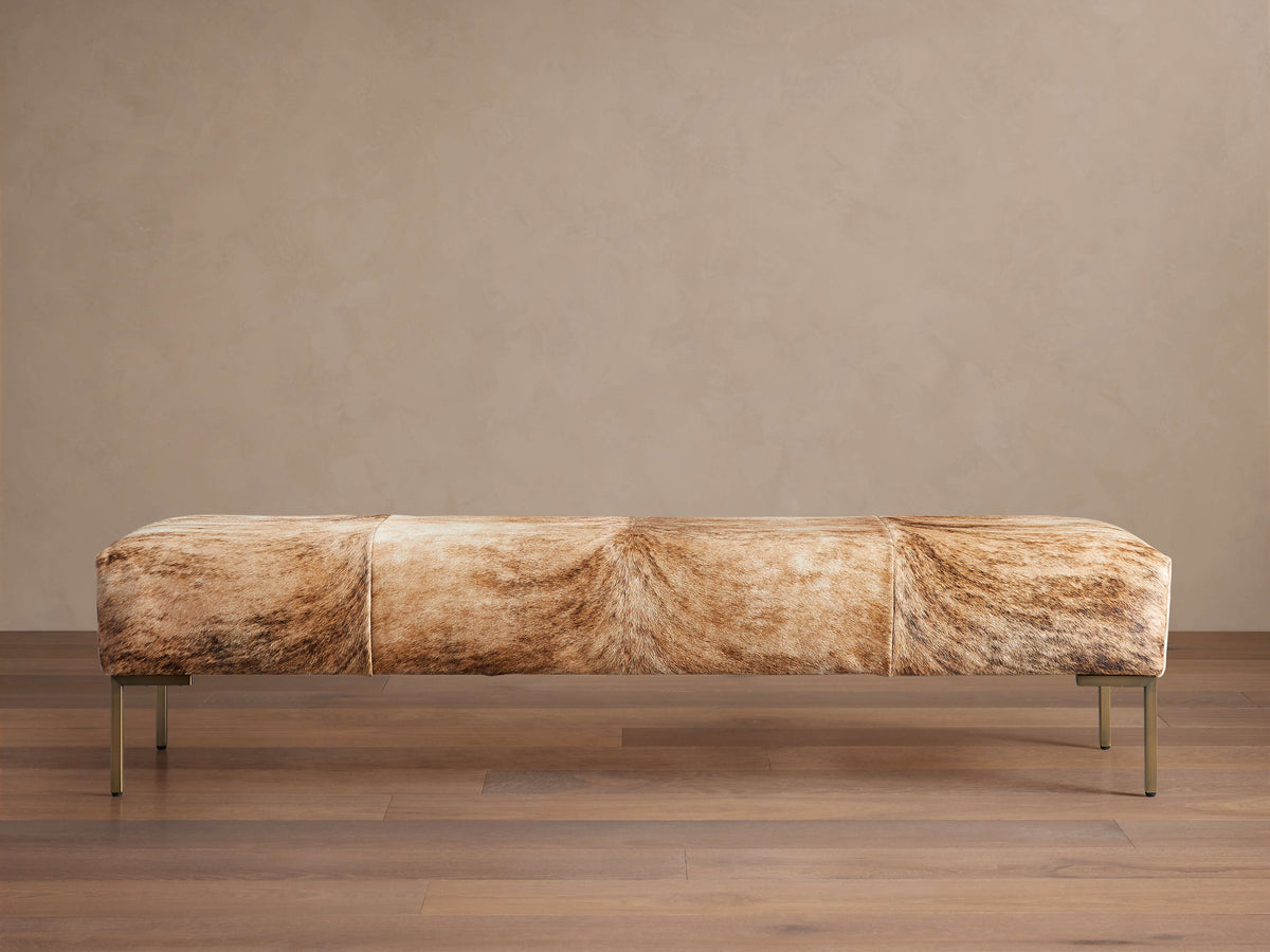 Tilton Hair on Hide Bench – BLONDE BRINDLE HAIR ON HIDE/BRASS, 70" pour atelier