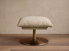 Deacon Ottoman – PROMISE ECRU / ANTIQUE BRASS pour atelier
