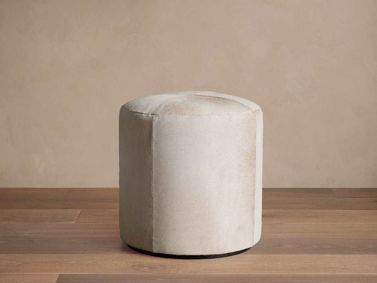 Round Hide Pouf – BEIGE pour atelier